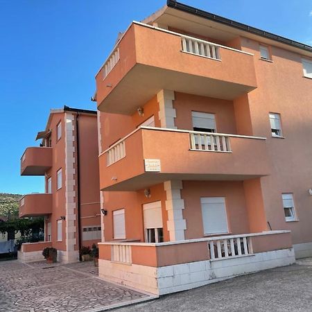 Отель Apartman Jukic Марина Экстерьер фото